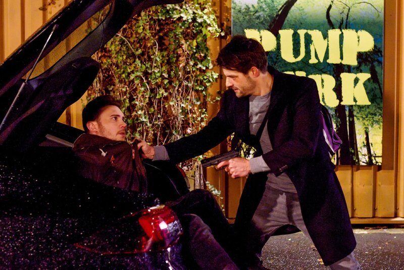 Vincent (Daniel Buder, r.) nimmt Ronny (Bela Klentze) als Geisel … – Bild: RTL /​ Julia Feldhagen