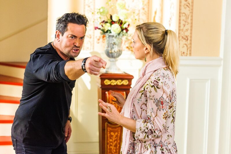 Marian (Sam Eisenstein) ist sauer, dass Lena (Juliette Greco) sich in Sachen Sicherheit auf Maximilian und nicht auf ihn verlässt und stellt enttäuscht ihre Loyalität in Frage … – Bild: RTL /​ Julia Feldhagen
