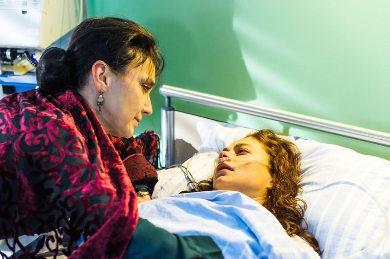 Im Angesicht der Tragödie finden Simone (Tatjana Clasing, l.) und Carmen (Heike Warmuth) als Schwestern zueinander. – Bild: RTL /​ Julia Feldhagen