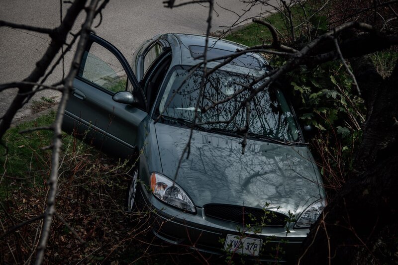 Polizeifoto von Bianca Robersons Auto nach dem Unfall. – Bild: Arrow International Media /​ Saloon Media Lizenzbild frei