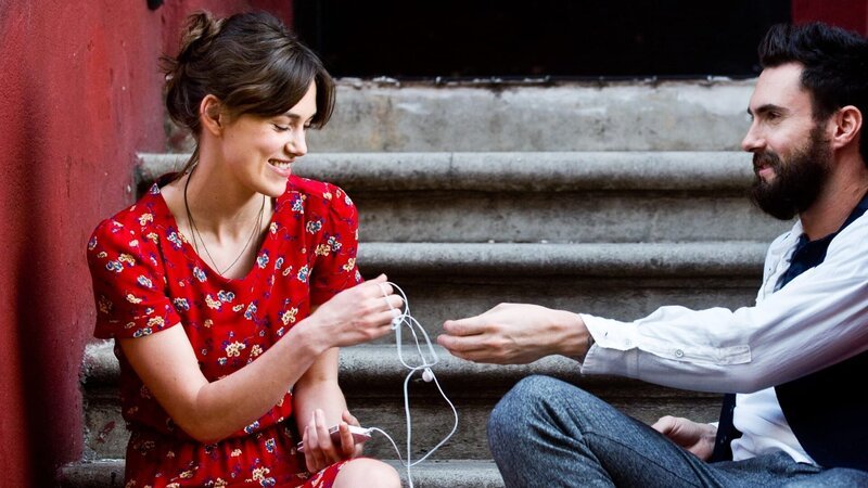 (L-R) KEIRA KNIGHTLEY and ADAM LEVINE star in CAN A SONG SAVE YOUR LIFE? – Bild: bTV – bTV Media Group (L-R) KEIRA KNIGHTLEY and ADAM LEVINE star in CAN A SONG SAVE YOUR LIFE? – Bild: bTV – bTV Media Group