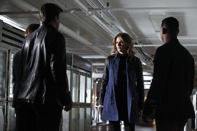 Eigentlich hat Beckett (Stana Katic, 2.v.r.) gekündigt, doch der neue Fall lässt ihr keine Ruhe. Castle (Nathan Fillion, 2.v.l.), Kevin Ryan (Seamus Dever, l.) und Javier Esposito (Jon Huertas, r.) raten ihr, nicht auf eigene Faust zu ermitteln … – Bild: American Broadcasting Companies, Inc.