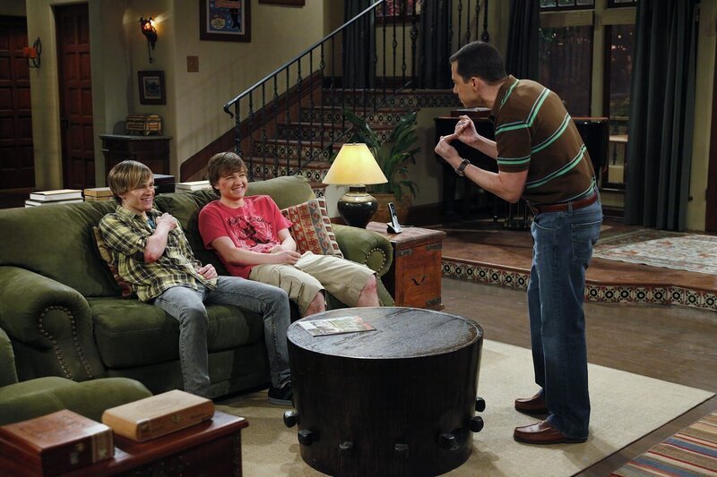 Was ist nur zwischen Alan (Jon Cryer, r.), Jake (Angus T. Jones, M.) und Eldridge (Graham Patrick Martin, l.) los? – Bild: Warner Bros. Television