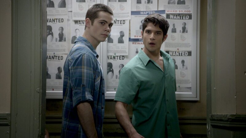 Stiley (Dylan O’Brien, li.) und Scott (Tyler Posey) werden von Matt als Geisseln genommen … – Bild: RTL II