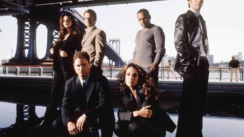 Das CSI-New-York-Team (v.l.): Aiden (Vanessa Ferlito), Messer (Carmine Giovinazzo), Dr. Hawkes (Hill Harper) und Det. Flack (Eddie Cahill). Kniend: Det. Taylor (Gary Sinise) und Bonasera (Melina Kanakaredes). – Bild: TVNOW /​ Alliance Atlantis