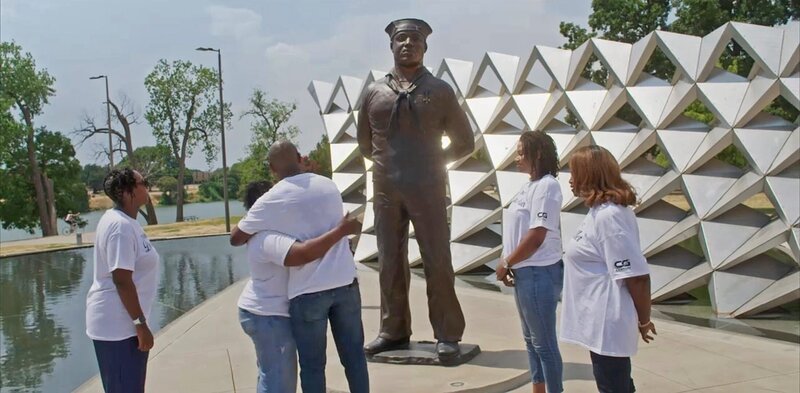 Familienangehörige von Doris Miller besuchen die Doris-Miller-Gedenkstätte in Waco, Texas. „Erased: WW2’s Heroes of Color“ erzählt die Geschichten dreier schwarzer Helden, die wie durch ein Wunder den Angriff auf Pearl Harbor überlebten. Einer dieser Männer, der Messdiener Doris Miller, widersetzte sich rassistischen Stereotypen, als er während des Angriffs feindliche Flugzeuge abschoss. – Bild: National Geographic /​ Disney