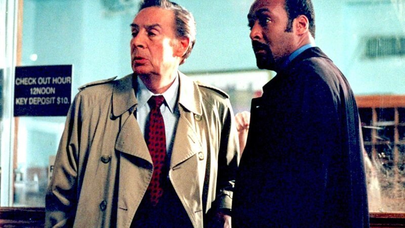 Die Frau des Anwaltes Jensen wurde erschossen. Briscoe (Jerry Orbach, li.) und Green (Jesse L. Martin) finden heraus, dass Jensen eine Affäre hatte. Offensichtlich war seine Frau dieser Beziehung auf die Schliche gekommen – für Jensen ein Motiv, seine Frau aus dem Weg zu räumen? – Bild: RTL/​NBC Universal