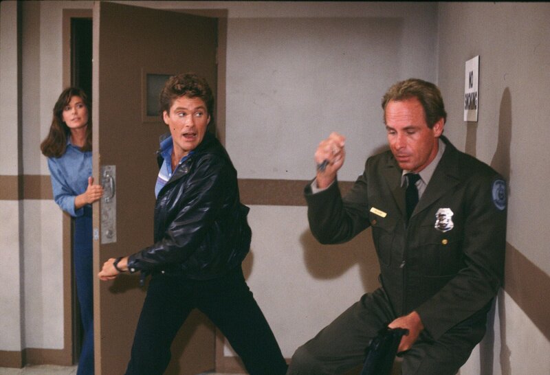 Bonnie Barstow (Patricia McPherson, l); Michael Knight (David Hasselhoff, Mitte) – Bild: Universal City Studios