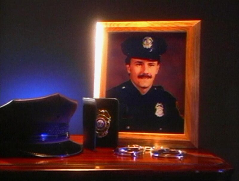 Die Frau eines Polizeibeamten ist in einem Feuer ums Leben gekommen. Man geht zunächst nicht von einem Verbrechen aus – bis die verkohlten Überreste des Hauses ein zweites Mal untersucht werden … – Bild: Nitro.