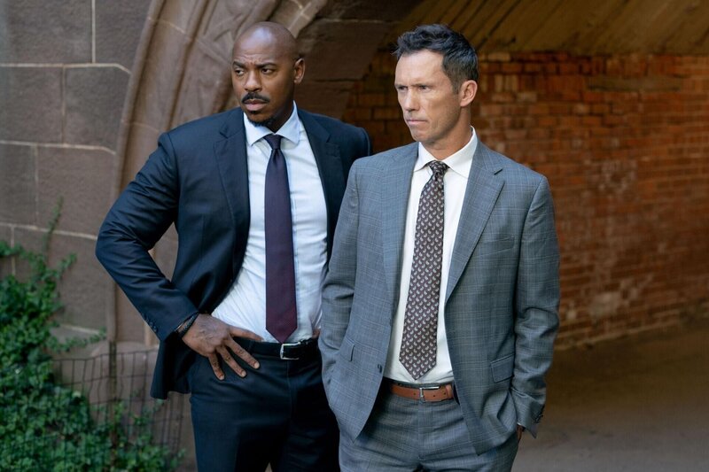 Detective Jalen Shaw und Detective Frank Cosgrove. – Bild: Foto: RTL /​ 2022 Universal Television LLC