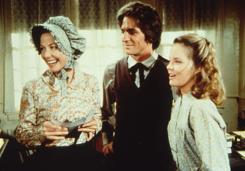 Mary (Melissa Sue Anderson, r.) und Adam (Lindwood Boomer, M.) freuen sich schon auf ihre gemeinsame Fahrt in der Postkutsche … – Bild: Worldvision Lizenzbild frei