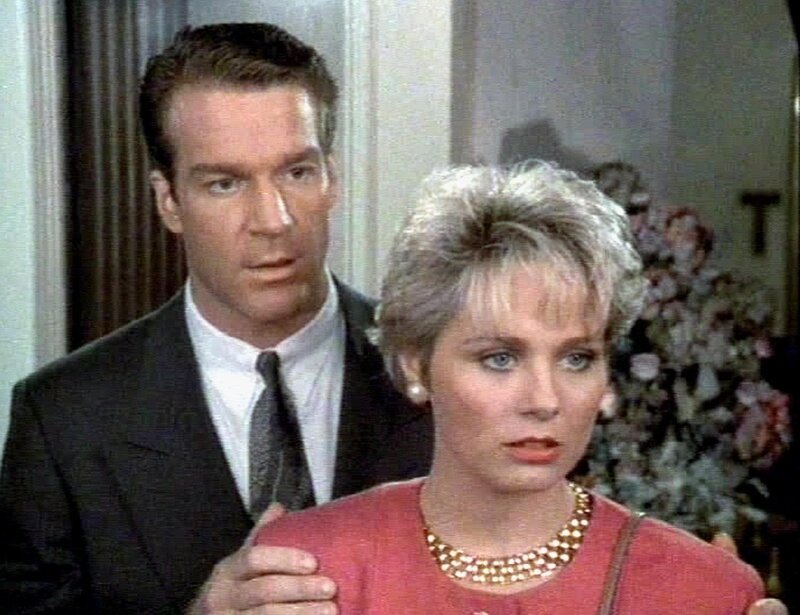 Paul (Kevin Kilner) und Andrea (Kim Hohnston Ulrich) werden verdächtigt, in schmutzige Transaktionen verstrickt zu sein. – Bild: RTLup