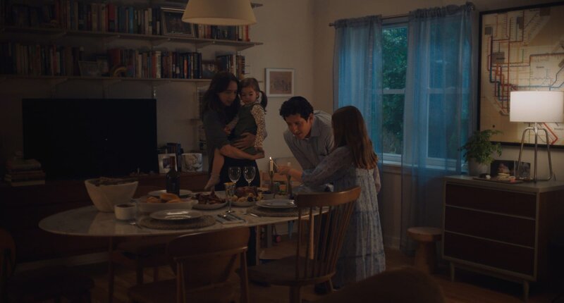 L-R: Jodi Kantor (Zoe Kazan), Talia (Dalya Knapp), Ron Lieber (Adam Shapiro) and Violet (Emery Ellis Harper) in She Said, directed by Maria Schrader. – Bild: Universal Pictures L-R: Jodi Kantor (Zoe Kazan), Talia (Dalya Knapp), Ron Lieber (Adam Shapiro) and Violet (Emery Ellis Harper) in She Said, directed by Maria Schrader. – Bild: Universal Pictures