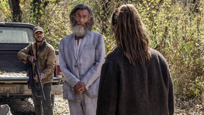 Alycia Debnam-Carey as Alicia Clark, John Glover as Teddy, Sebastian Sozzi (li.) as Cole – Bild: AMC Film Holdings LLC. All Rights Reserved. /​ Ryan Green/​AMC