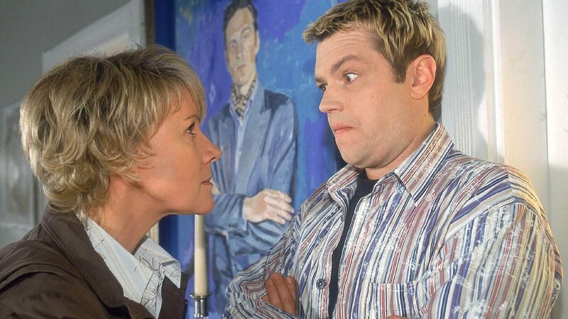 Tim muss Nikola nicht nur das Chaos in Schmidts Wohnung erklären, sondern auch gestehen, dass er von Schmidts Innenarchitektin bei der Verwüstung gesehen wurde. – Bild: MG RTL D /​ Guido Engels