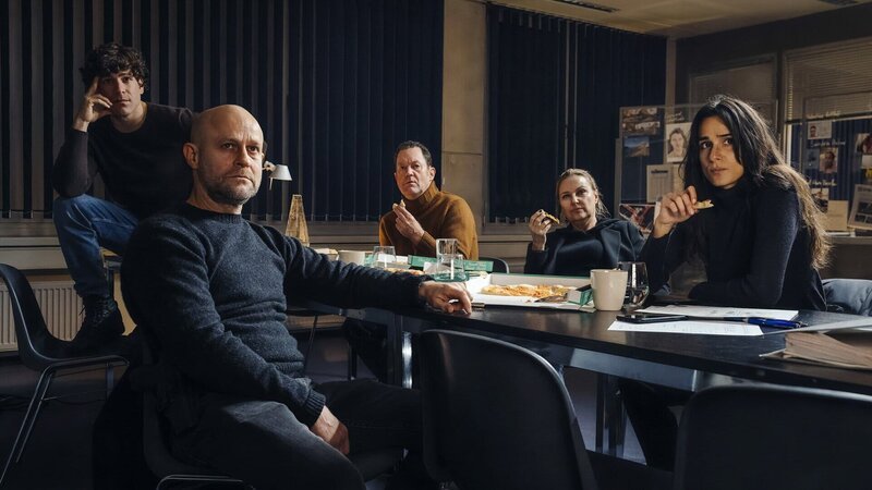 Die Ereignisse führen die Berliner Kommissare zu Ihren Kollegen nach München, wo sie sich im Konferenzraum beraten und gemeinsam Pizza essen, v.li.: Jonathan Hutter als Korbinian Kirchner, Jürgen Vogel als Robert Heffler, Jürgen Tonkel als Paul Böhmer, Katharina Böhm als Vera Lanz, Aybi Era als Mavi Neumann – Bild: SRF/​ZDF/​Hendrik Heiden