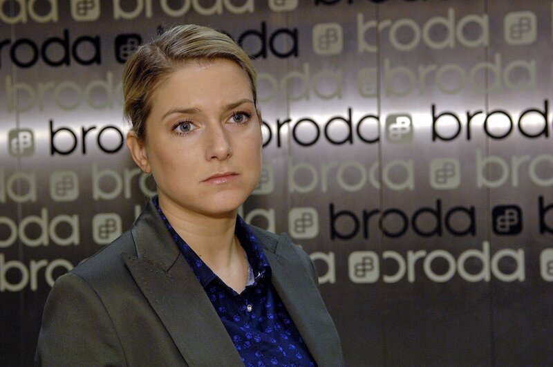 Anna (Jeanette Biedermann) kann Jannick die Geschichte mit dem Kuss nicht erklären und bleibt traurig zurück … – Bild: SAT.1