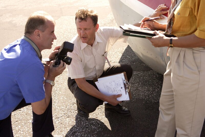 Der Schauspieler, der Bill Taylor darstellt, inspiziert die Nase des Flugzeugs und macht Fotos – Bild: The National Geographic Channel