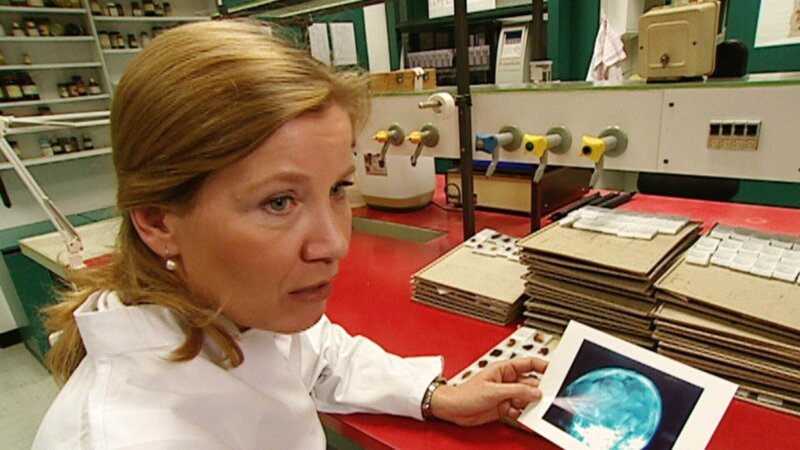 Nach der Autopsie steht für Dr. Armand Dollinger fest: Der jungen Frau wurde von vorne in die Brust geschossen. – Bild: TVNOW /​ Lakeshore Entertainment Group LLC