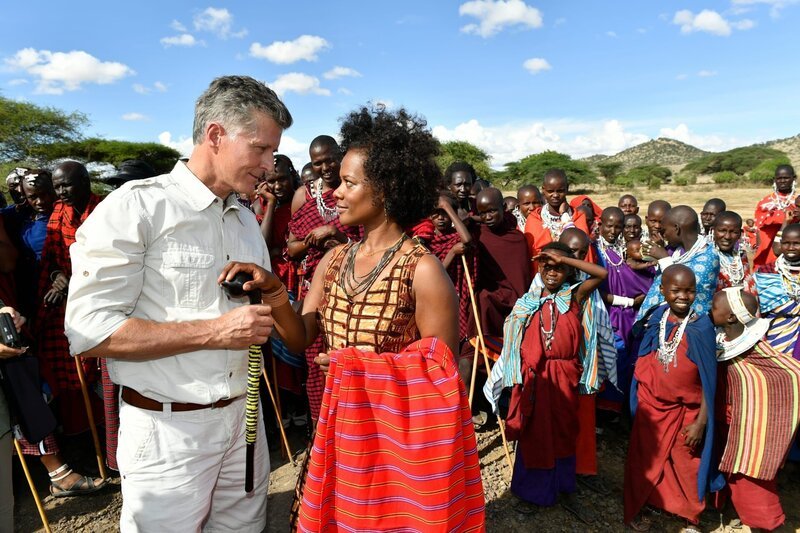 Dr. Sander (Nick Wilder) nutzt seine freien Tage, um seine Kollegin Loveness (Denise M’Baye), die eine Buschklinik betreibt, mit Medikamenten zu versorgen. – Bild: ZDF/​Dirk Bartling