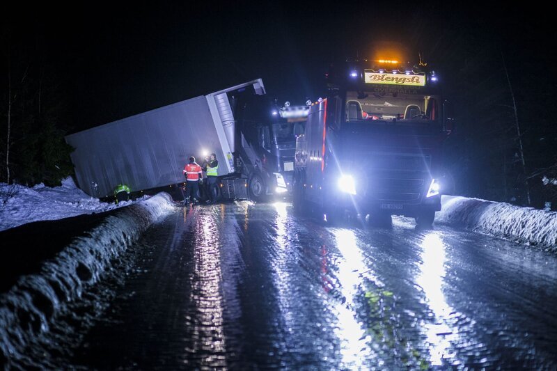 Overhalla, Norway – Total of the accident. Slippery and icy road. Truck in the ditch. – Bild: National Geographic Lizenzbild frei