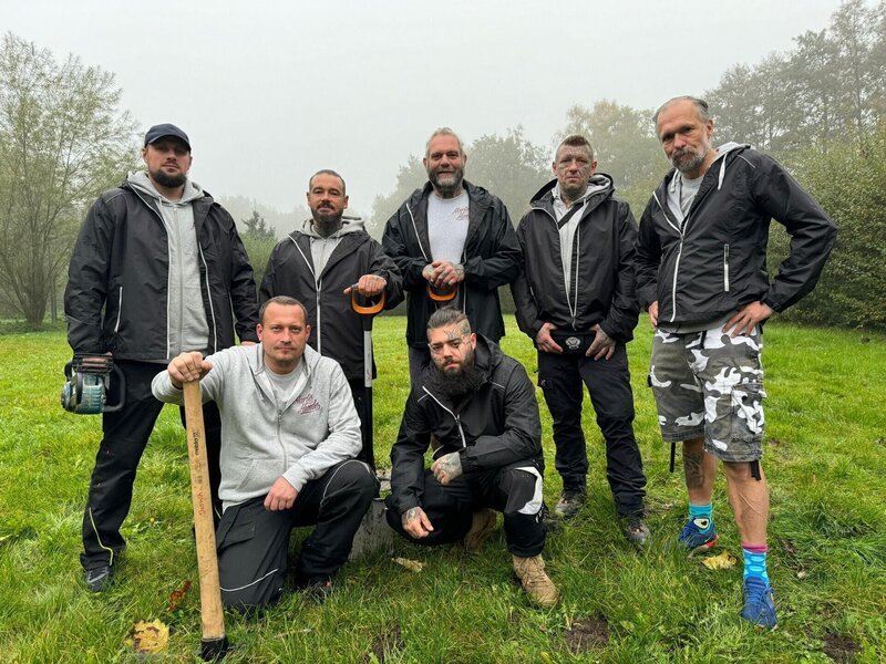 Ralf Seeger (M.) und die Harten Hunde – Bild: RTL /​ Docma TV /​ Frische Luft für kranke Katzen