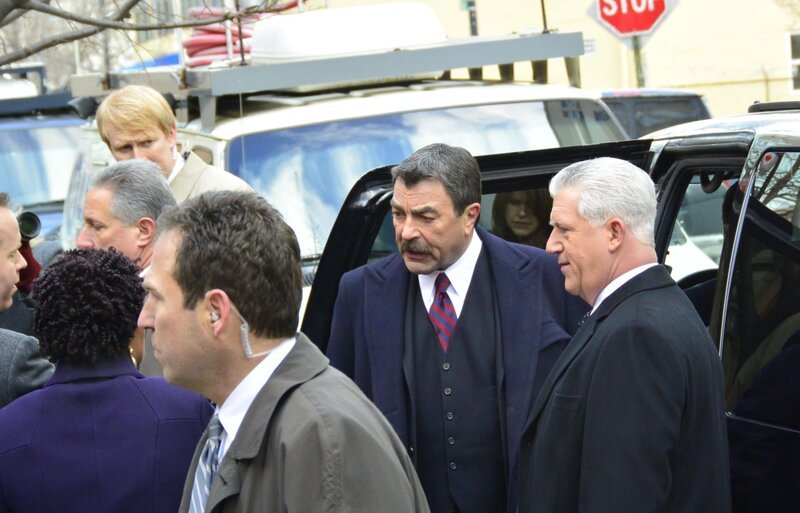 Als ein Polizist einen bereits inhaftierten Straftäter tötet, unternehmen Frank (Tom Selleck, l.) und Garrett Moore (Gregory Jbara, r.) alles, um einen öffentlichen Skandal abzuwenden … – Bild: 2013 CBS Broadcasting Inc. All Rights Reserved. Lizenzbild frei