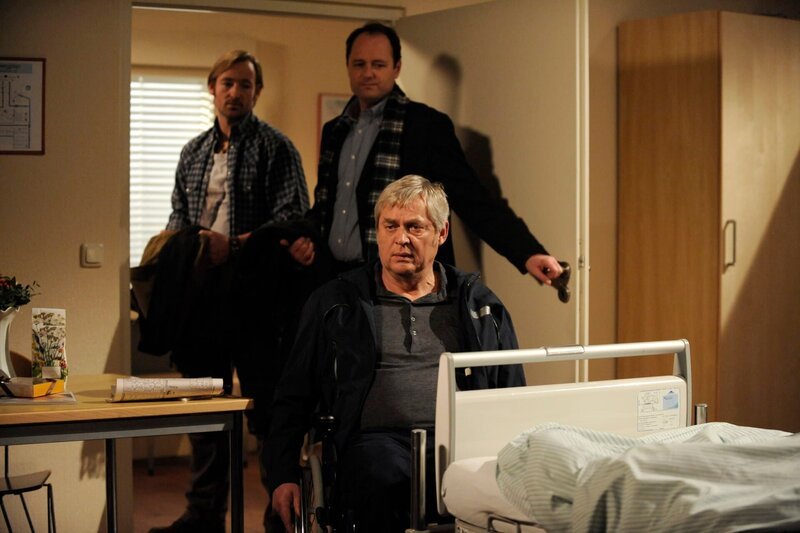 Hubert und Gregor werden vom traurigen Joseph des Zimmers verwiesen. Von links: Gregor Brunner (Holger M. Wilhelm), Hubert Kirchleitner (Bernhard Ulrich) und Joseph Brunner (Wilhelm Manske). – Bild: BR/​Marco Orlando Pichler