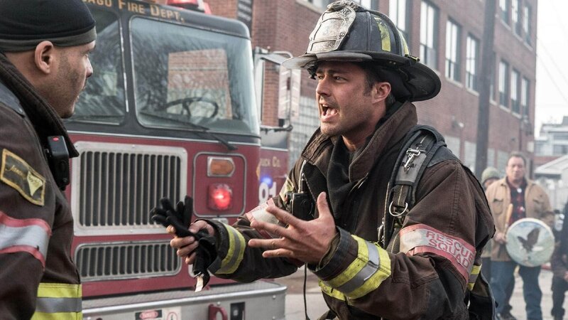 Joe Cruz (Joe Minoso, l.), Kelly Severide (Taylor Kinney) – Bild: TVNOW /​ NBC Universal
