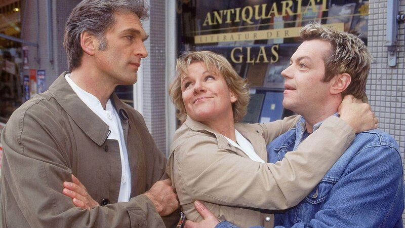 Nikola (Mariele Millowitsch, Mi.) und Tim (Oliver Reinhard, re.) vertragen sich wieder, denn das Buch ist endlich verkauft. Schmidt (Walter Sittler) verzieht nur das Gesicht bei so viel weiblichen Hormonen. – Bild: MG RTL D /​ Guido Engels