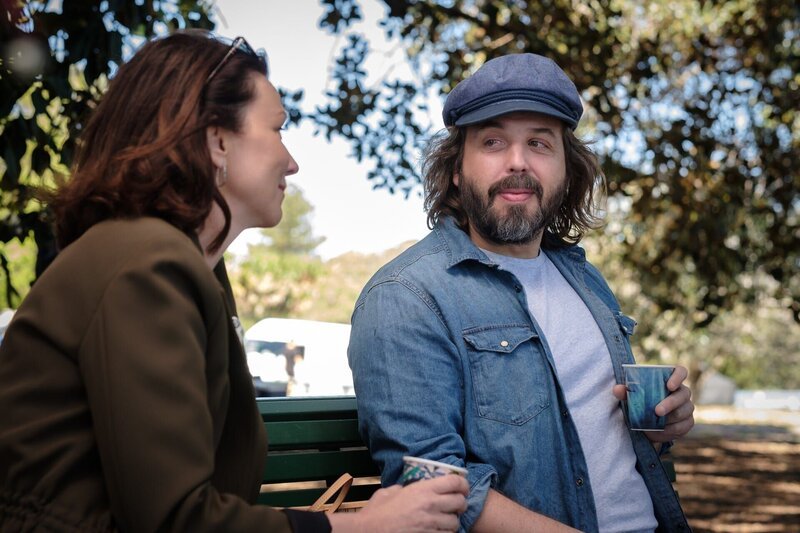 Edith Chalmers (Anita Hegh, l.); Dom Chalmers (Angus Sampson, r.) – Bild: 2020 Roadshow Productions Pty Limited, Stan, Create NSW, Screen Australia All Rights Reserved. Licensed by ITV Studios Ltd. Lizenzbild frei