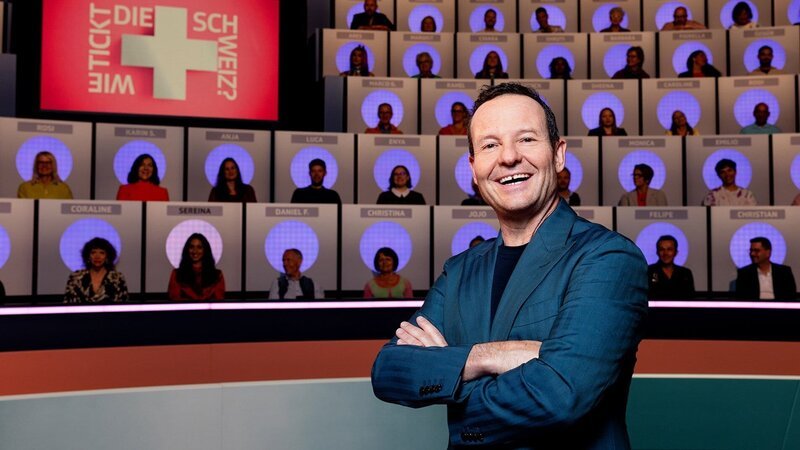 Wie tickt die Schweiz? Moderator Claudio Zuccolini – Bild: SRF/​Gian Vaitl