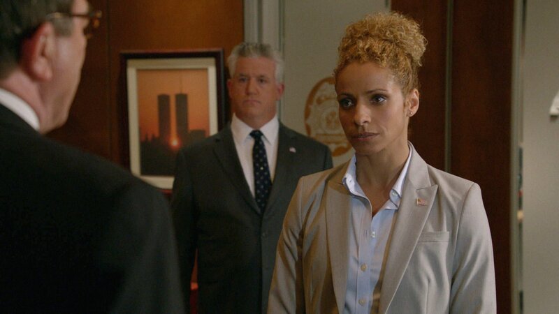 Kann sich Frank (Tom Selleck, l.) an die Gepflogenheiten des CIA halten und nicht mit dem Terroristen verhandeln? Agentin Anne Reynolds (Michelle Hurd, r.) besteht darauf … – Bild: 2012 CBS Broadcasting Inc. All Rights Reserved. Lizenzbild frei