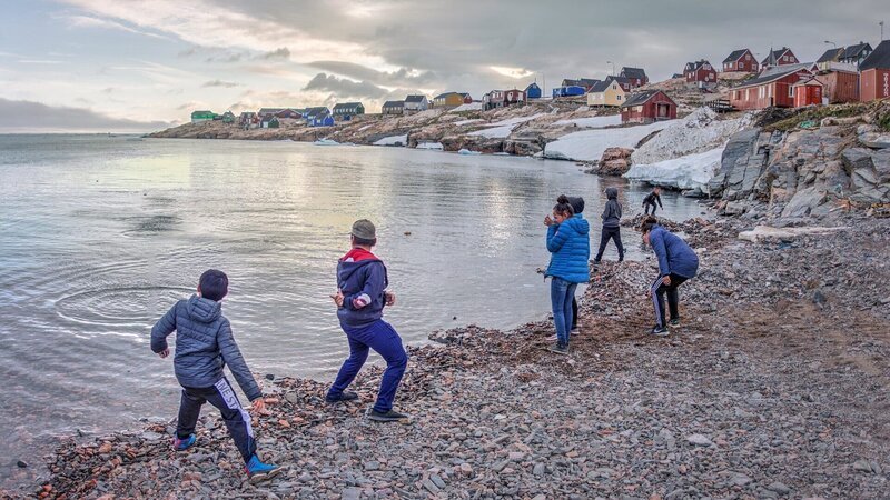 Nordlichter – Leben am Polarkreis Von Ostgrönland nach Alaska Inuit-Kinder in Ostgrönland – Bild: SRF/​ZDF/​Brian Dentz/​Toby Marshall