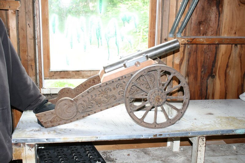 Rye, NH, USA: Old cannon on wooden gun carriage they find on the property. – Bild: National Geographic