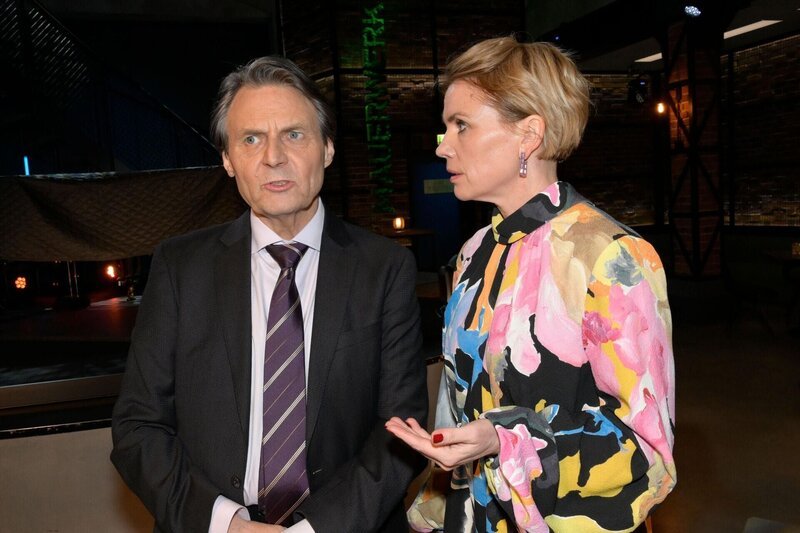 Yvonne (Gisa Zach) muss angespannt hinnehmen, dass sich Gerner (Wolfgang Bahro) wieder in die Arbeit stürzt. – Bild: RTL