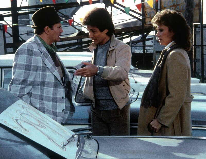 Amanda (Kate Jackson, r.) versucht, Angelo (George Chakiris, M.) davon abzuhalten, bei einem Händler (Darsteller unbekannt, l.) einen Gebrauchtwagen zu kaufen und die Stadt zu verlassen. – Bild: CBS Television