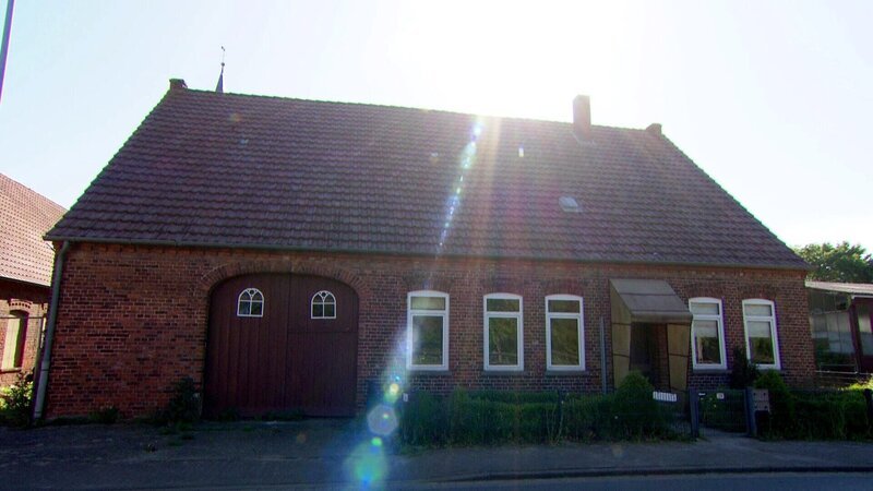 Endlich ein eigenes Zuhause. Robert und Martina erfüllen sich den Traum vom Eigenheim mit einem alten bauernhaus neben dem Friedhof. In nur vier Monaten müssen er und seine Ehefrau einziehen. – Bild: RTLZWEI