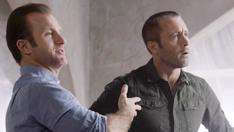 „Hawaii Five-0“, „Hawaiianische Holzrose.“ Klippenspringer haben in einer Lagune die Leiche des Privatdetektivs Leighton Prewitt entdeckt. Das Team findet heraus, dass Prewitt auf der Suche nach einem seit zwei Jahren verschollenen Mann war. Während Alex und Steve über dessen mysteriöses Verschwinden rätseln, führen sie die Ermittlungen in den Urwald, wo sie auf den charismatischen Guru einer Sekte stoßen. Jessie gerät indessen in ein gefährliches Spiel mit Gangsterboss Hideki Tashiro.Im Bild (v.li.): Scott Caan (Danny ‚Danno‘ Williams), Alex O’Loughlin (Steve McGarrett). – Bild: PLURIMEDIA (CBS Broadcasting Inc.)