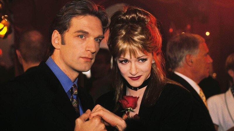 Dr. Schmidt (Walter Sittler) ist begeistert von der erotischen Ausstrahlung seiner neuen Bekanntschaft Francesca (Alexander Schatzlmayer). Aber der Schein trügt … – Bild: MG RTL D