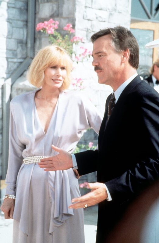 Robert (Ben Masters, r.) und Irene (Sally Kellerman, l.), das ständig streitende Ehepaar. – Bild: Viacom