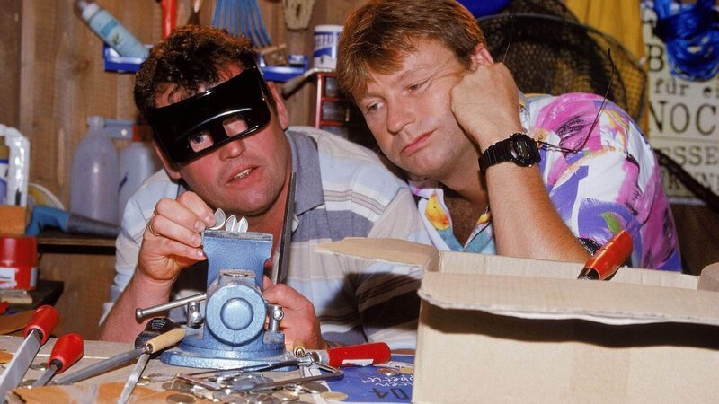 In einer Nacht- und Nebel-Aktion feilen Benno (Willi Thomczyk, l.) und Lothar (Rene Heinersdorff) die den Duschmarken ähnelnden Metallstücke zurecht, um so lange wie möglich kostenlos warm zu duschen. – Bild: MG RTL D