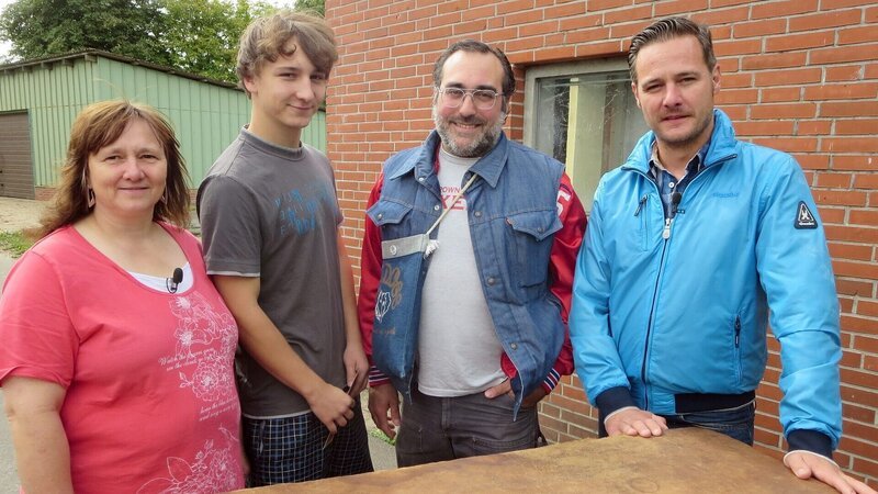 Foto, v.li.n.re.: Gunda, Marco, Noha und Trödelprofi Andreas Bierschock – Bild: RTL II