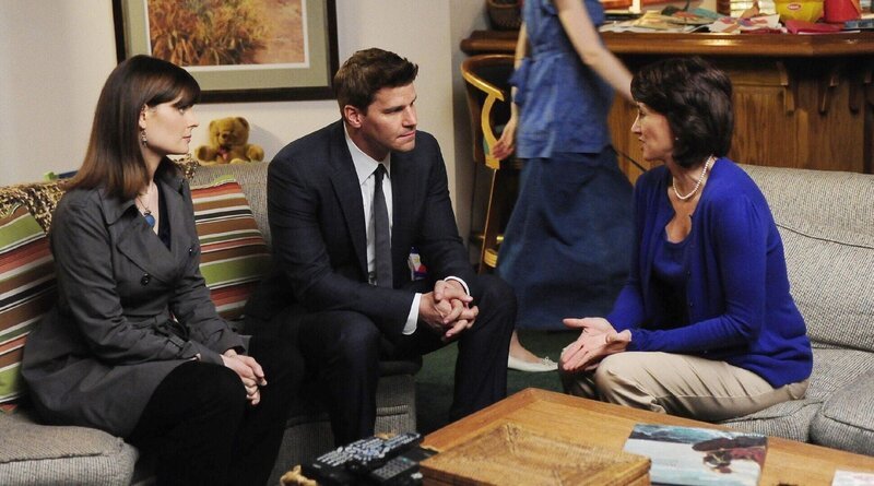 Brennan (Emily Deschanel, l.) und Booth (David Boreanaz) hoffen, dass die Befragung von Maryann Samuel (Michelle Joyner) ein mögliches Mordmotiv offenbart. – Bild: SUPER RTL /​ FOX