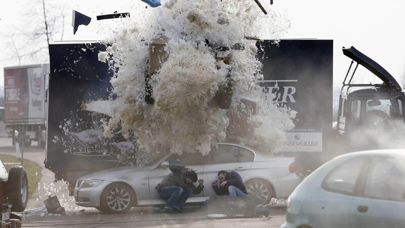 Nach einer rasanten Verfolgung des Flüchtigen gelingt es Ben (Tom Beck, l.) und Semir (Erdogan Atalay), das Fahrzeug zu stoppen. Allerdings werden die beiden Kommissare dabei ordentlich gefedert und der Fahrer kann unerkannt entkommen … – Bild: TVNOW /​ Guido Engels