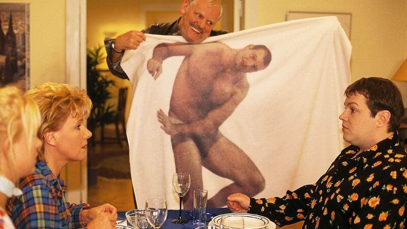 Tim (Oliver Reinhard, r.) weiß nicht so recht, was er von dem extravaganten Geschenk seines Vaters (Adolf Laimböck, M.) halten soll. Elke (Jenny Elvers, ganz l.) und Nikola (Mariele Millowitsch) auch nicht. – Bild: MG RTL D