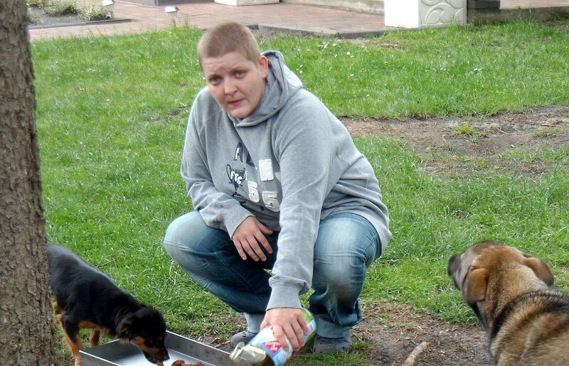 Die 26-jährige Madeleine und ihr Mann Daniel sind erst vor Kurzem von Nordrhein-Westfalen nach Bayern gezogen. Doch die zweifache Mutter fühlt sich noch nicht wirklich heimisch.. – Bild: RTL II