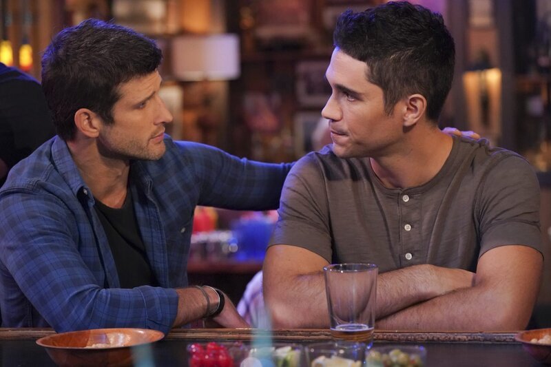 Riley (Parker Young, l.); Todd (Myko Olivier, r.) – Bild: Warner Bros. Entertainment Inc.