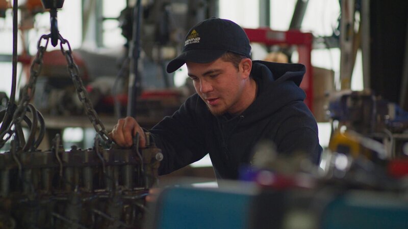 Chris McCully making some needed repairs – Bild: Warner Bros. Discovery, Inc.