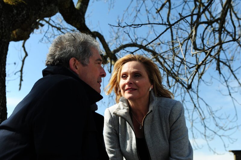 Andrés (Joachim Lätsch, l.); Nicola (Kerstin Gähte, r.) – Bild: ARD /​ Ann Paur